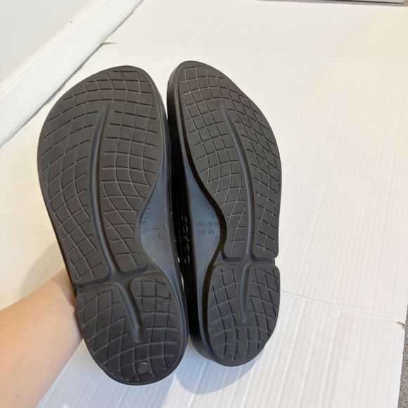 Oofos Ooah Slide Sandals Recovery Sandals Size 12 Size EU 45 Black Comfort Foam - Picture 5 of 8